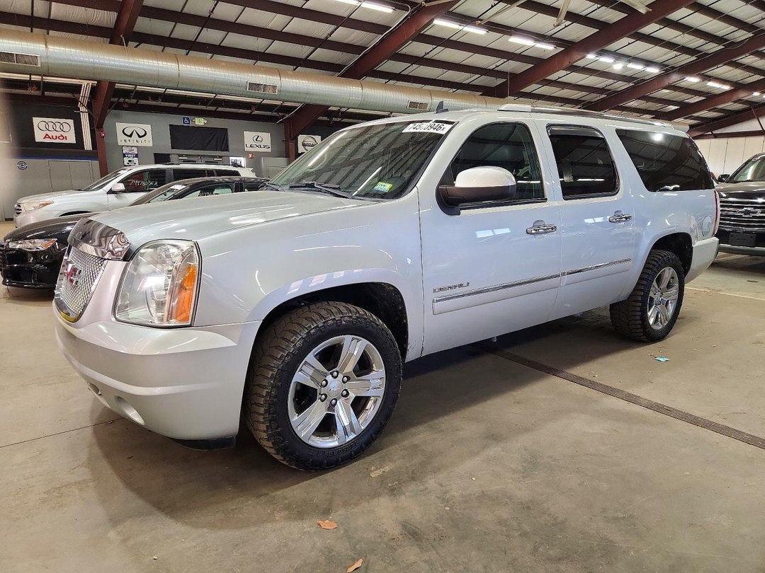 منظر 2014 GMC YUKON XL DENALI، زاوية 1