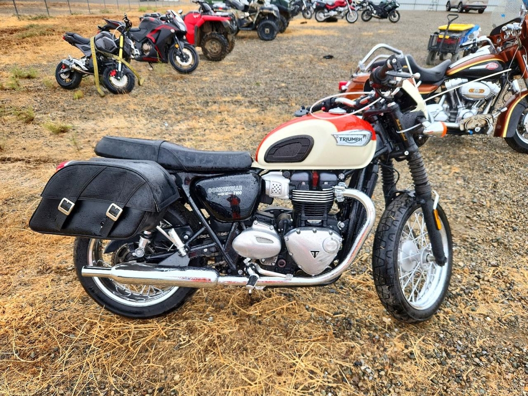 Вид 2017 TRIUMPH MOTORCYCLE BONNEVILLE T100, угол 1