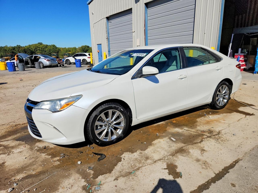 Вид 2017 TOYOTA CAMRY XLE, угол 1