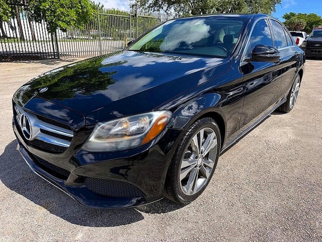 Vue de 2016 MERCEDES-BENZ C 300, angle 1
