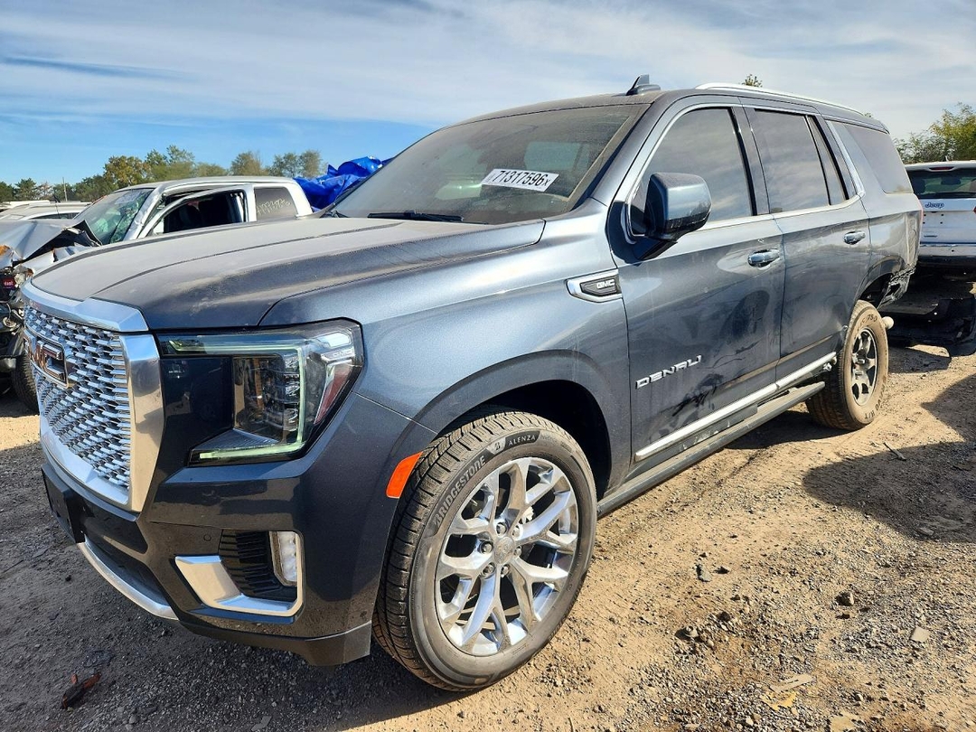Vue de 2021 GMC YUKON DENALI, angle 1