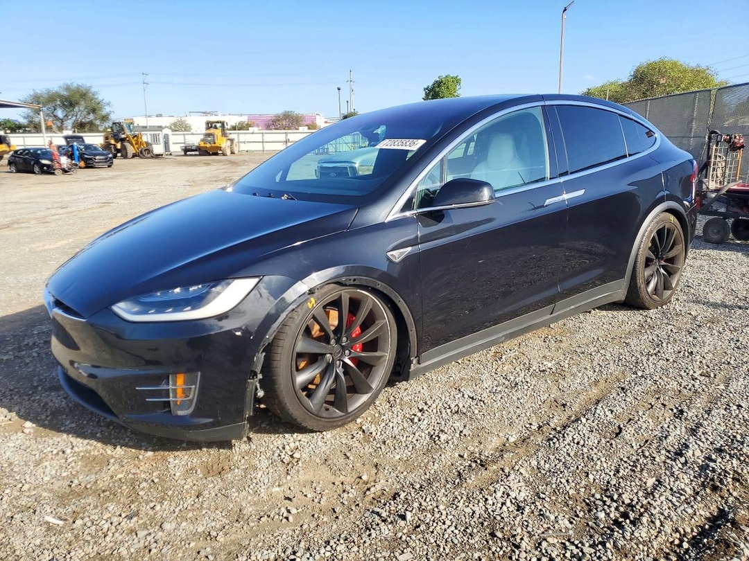 Vue de 2016 TESLA MODEL X, angle 1