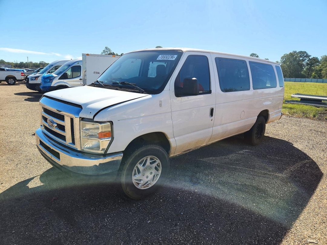 Vue de 2013 FORD ECONOLINE E350 SUPER DUTY WAGON, angle 1