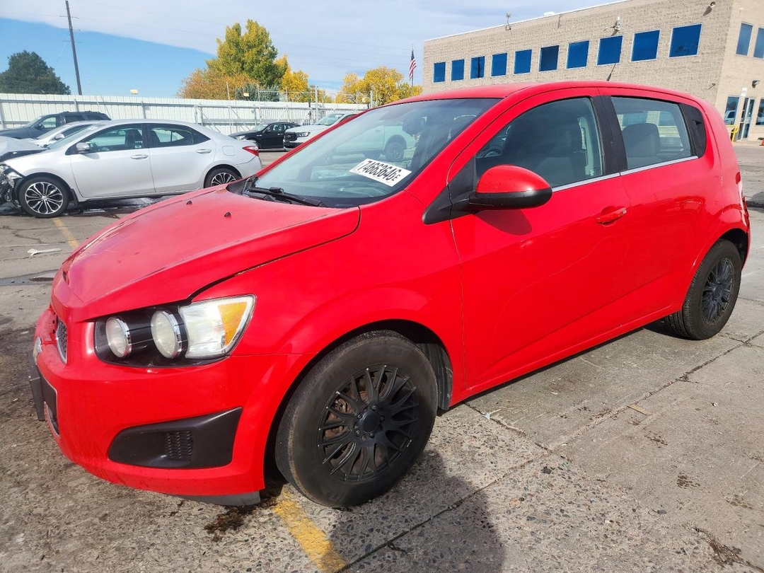 Vue de 2013 CHEVROLET SONIC LT, angle 1