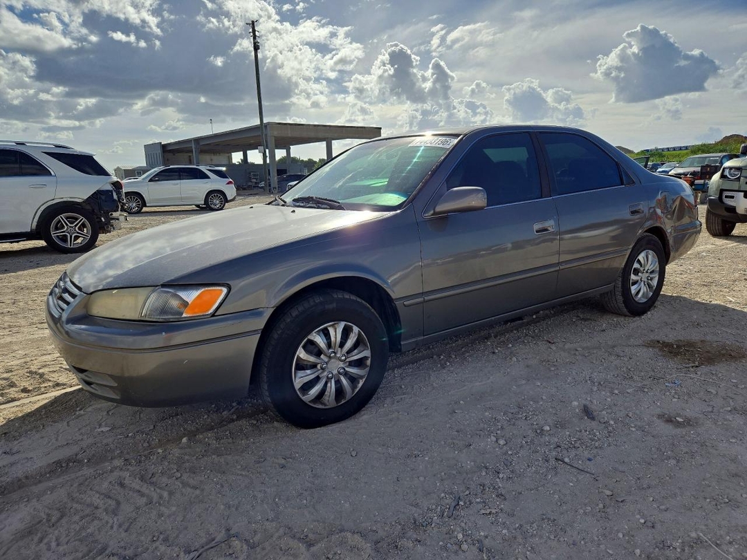 Вид 1998 TOYOTA CAMRY LE, угол 1
