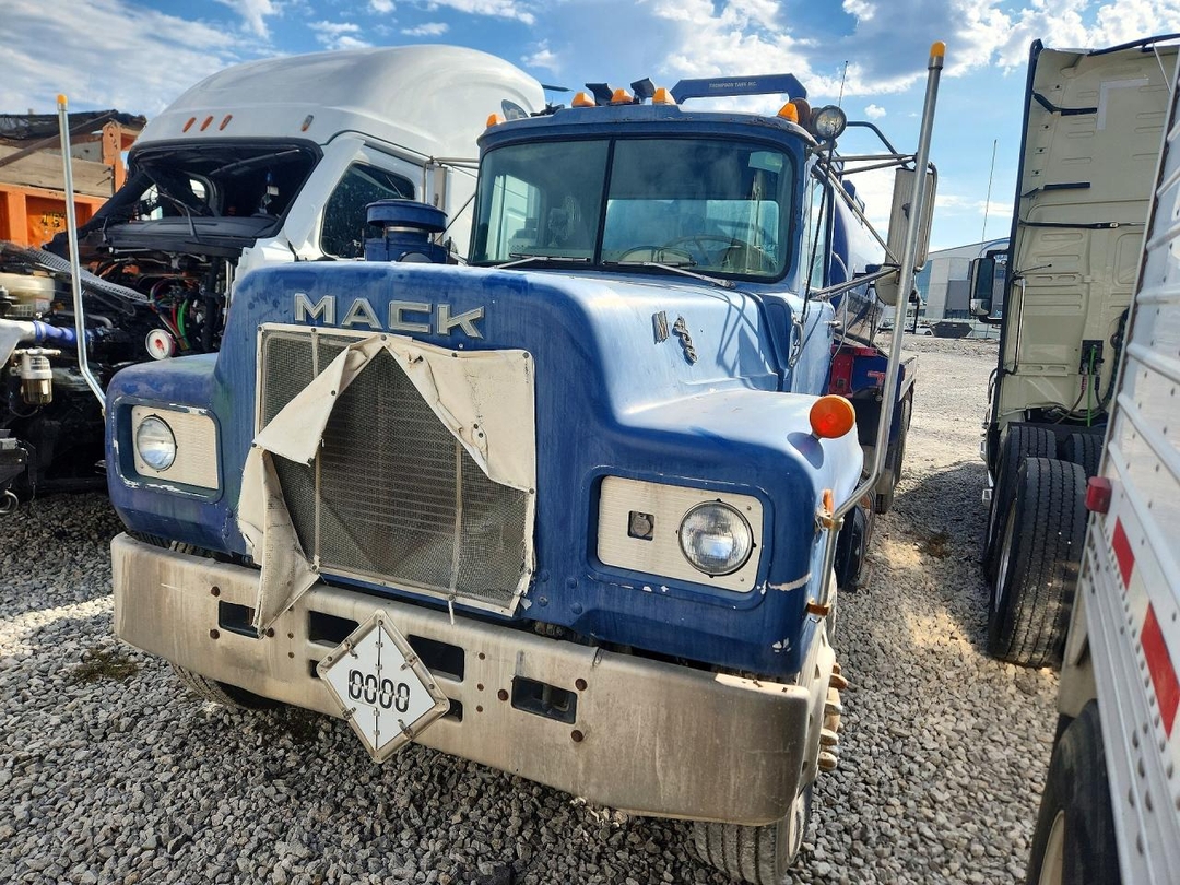 Vue de 1980 MACK VACUUM TRUCK, angle 1