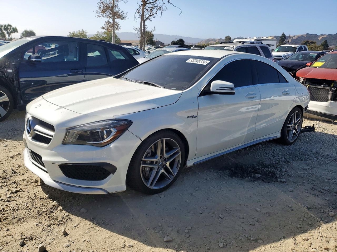 Vue de 2014 MERCEDES-BENZ CLA 45 AMG, angle 1