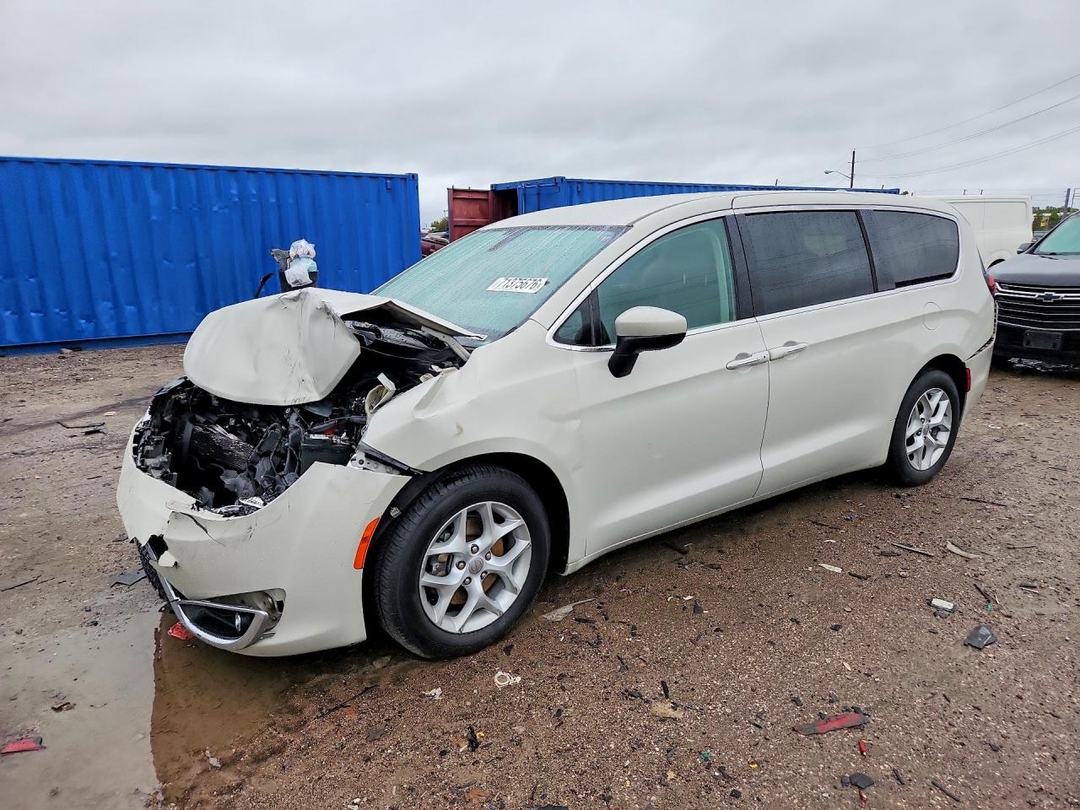 Vue de 2017 CHRYSLER PACIFICA TOURING L, angle 1