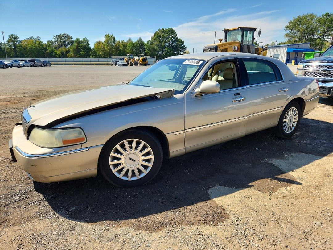 Вид 2004 LINCOLN TOWN CAR EXECUTIVE, угол 1