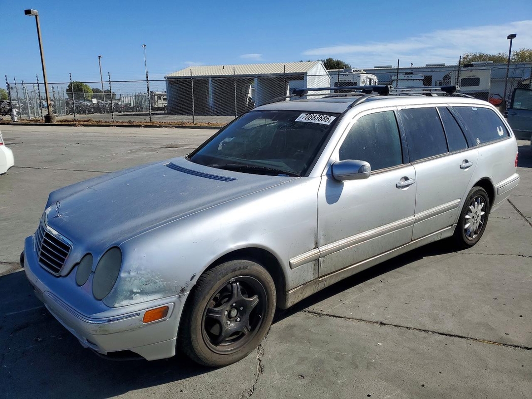 Vue de 2000 MERCEDES-BENZ E 320, angle 1