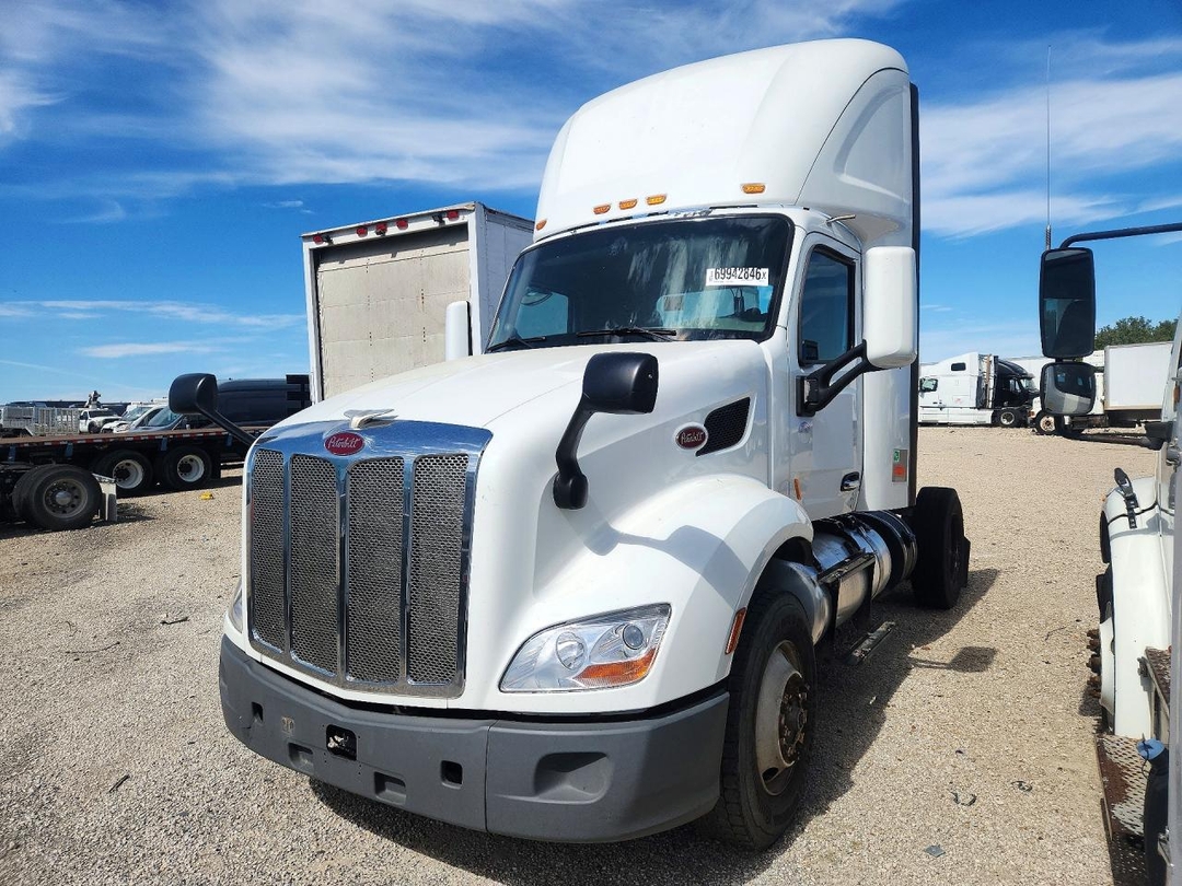 Vue de 2019 PETERBILT 579 SEMI TRUCK, angle 1