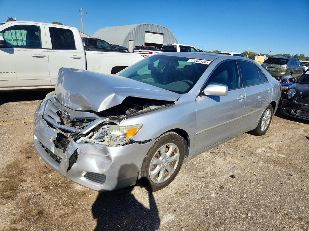 Vue de 2010 TOYOTA CAMRY LE, angle 1