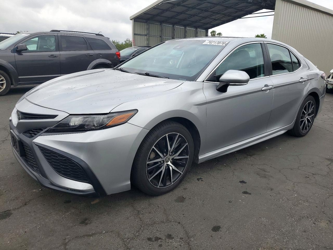 Вид 2022 TOYOTA CAMRY SE, угол 1