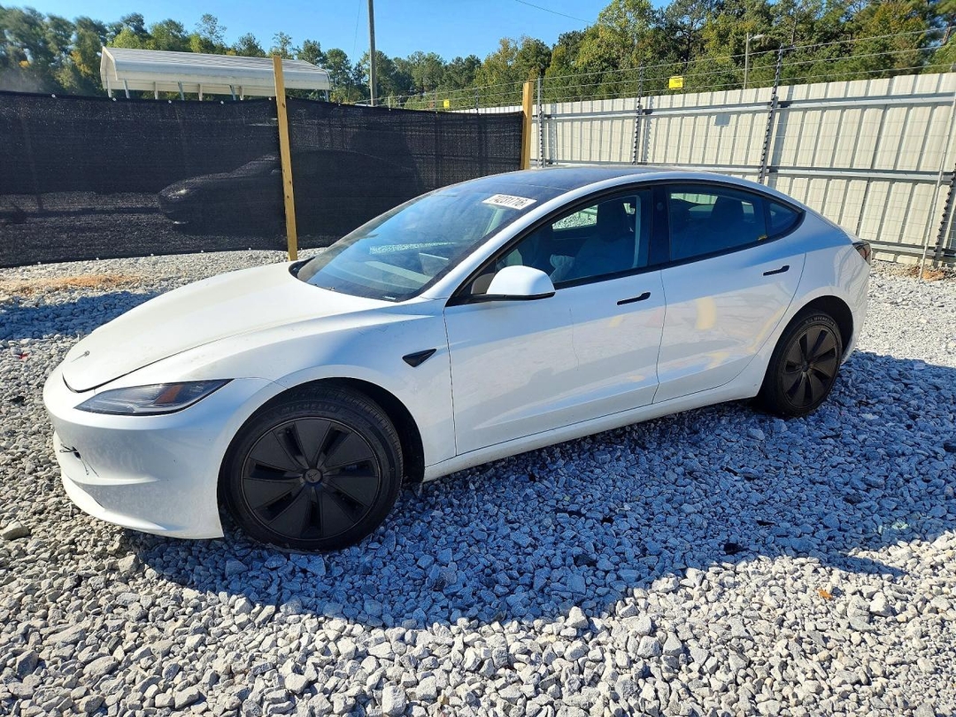 Вид 2025 TESLA MODEL 3, угол 1