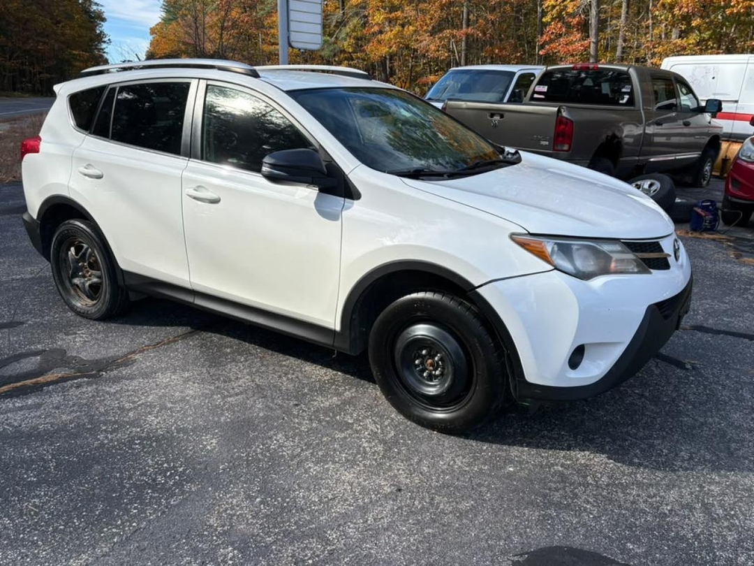 منظر 2014 TOYOTA RAV4 LE، زاوية 1