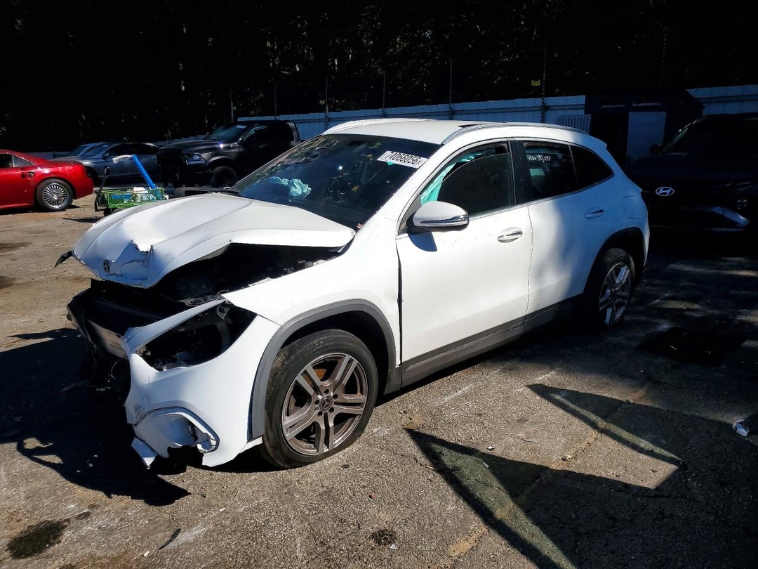 Vue de 2021 MERCEDES-BENZ GLA 250, angle 1
