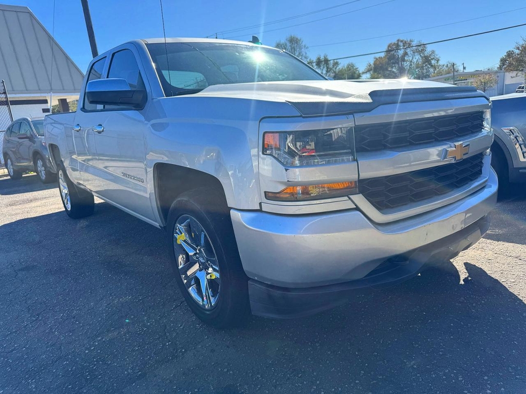 Vue de 2017 CHEVROLET SILVERADO K1500 CUSTOM, angle 1