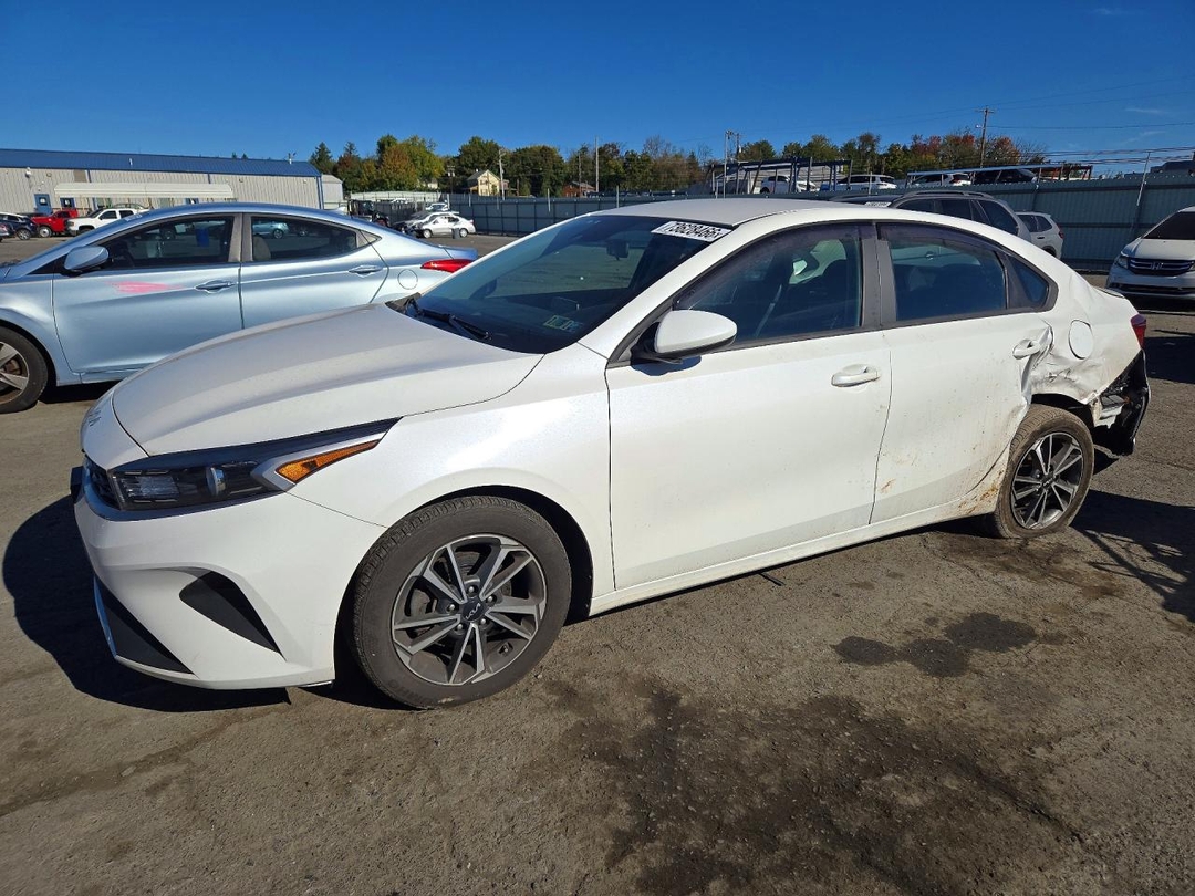 Vista de 2022 KIA FORTE LXS, ángulo 1