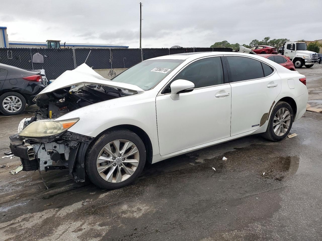 Вид 2013 LEXUS ES 300H, угол 1