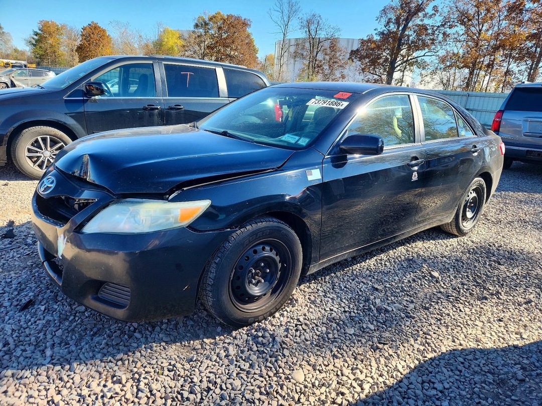 Vue de 2011 TOYOTA CAMRY LE, angle 1