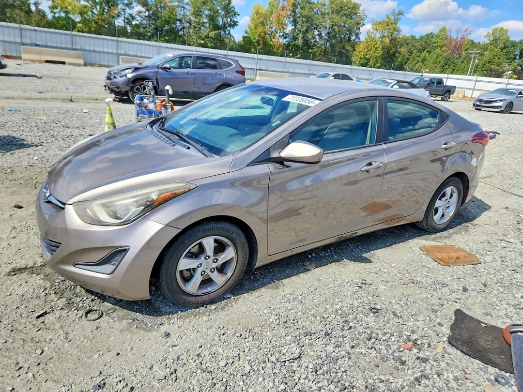 Вид 2015 HYUNDAI ELANTRA SE, угол 1