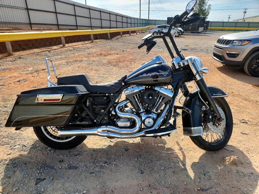 Vue de 2013 HARLEY-DAVIDSON ROAD KING, angle 1