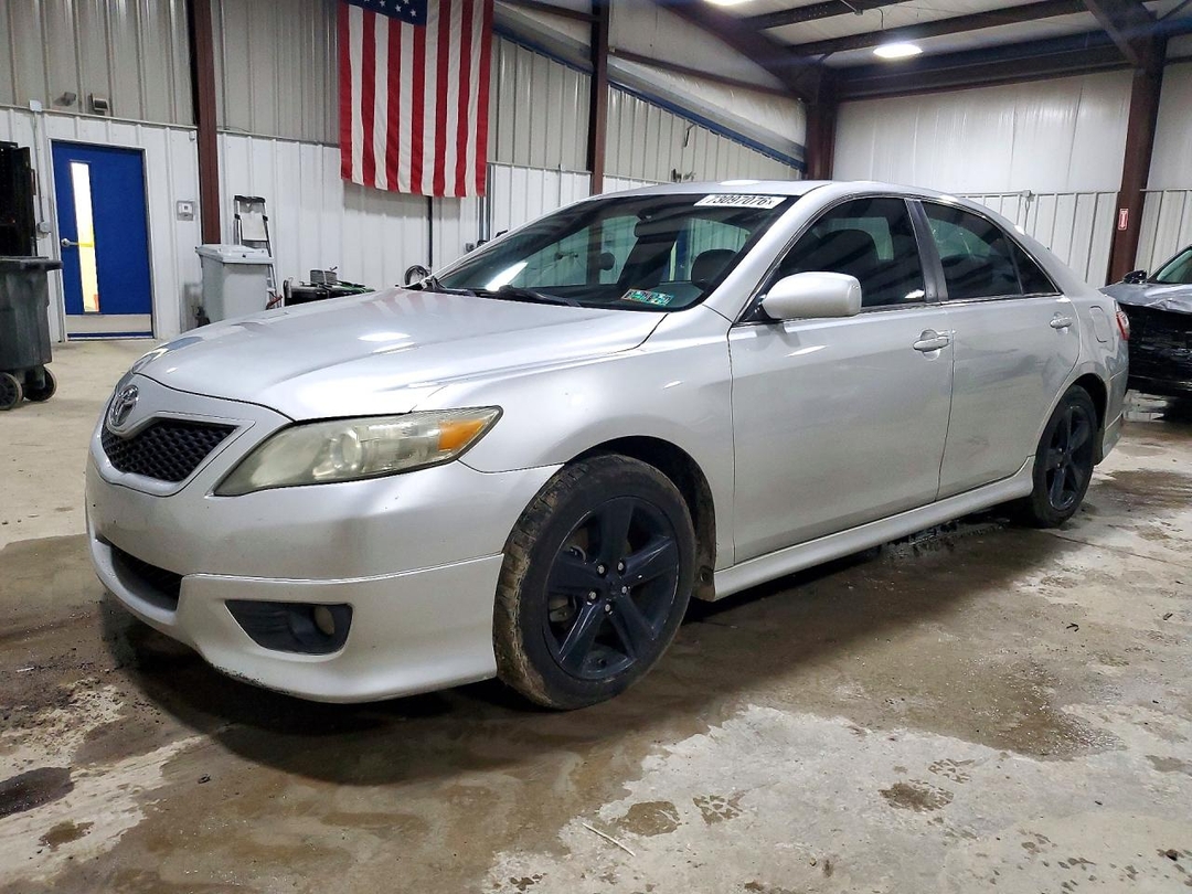 Vue de 2011 TOYOTA CAMRY SE, angle 1