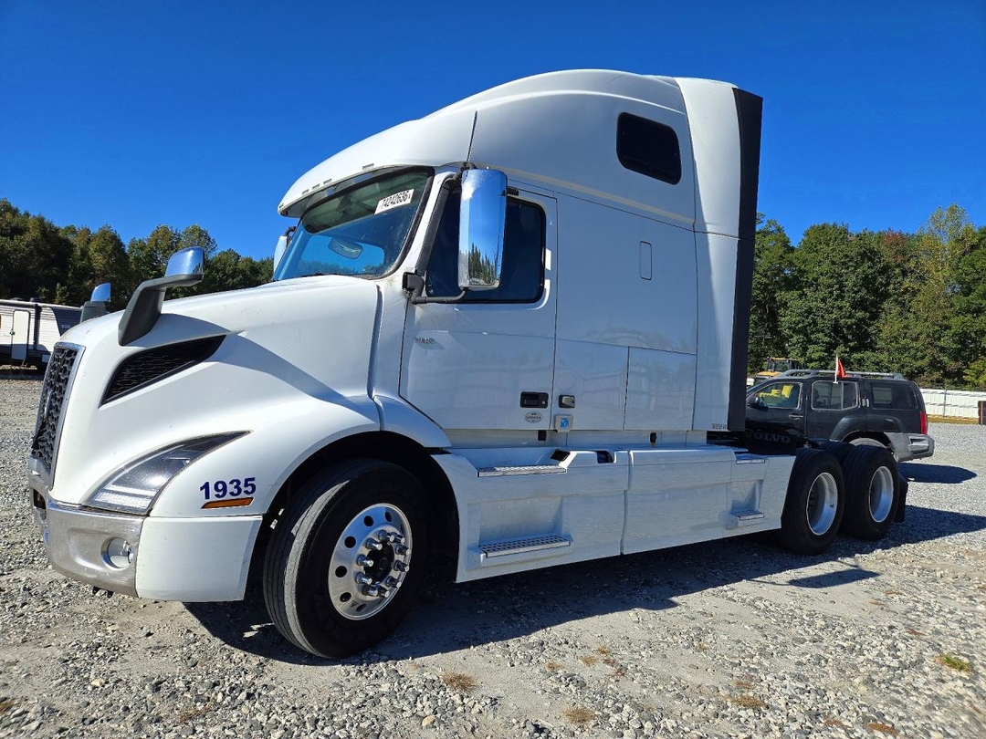 Вид 2021 VOLVO VNR - SEMI TRUCK, угол 1