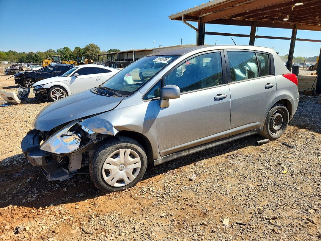 Вид 2011 NISSAN VERSA 1.8 S, угол 1