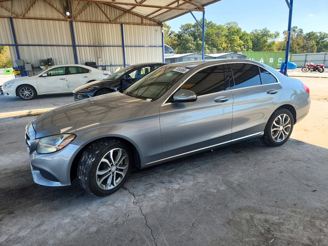 منظر 2015 MERCEDES-BENZ C 300 4MATIC، زاوية 1