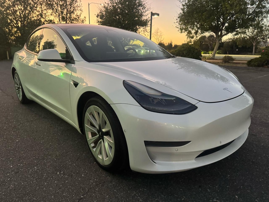 Вид 2021 TESLA MODEL 3, угол 1