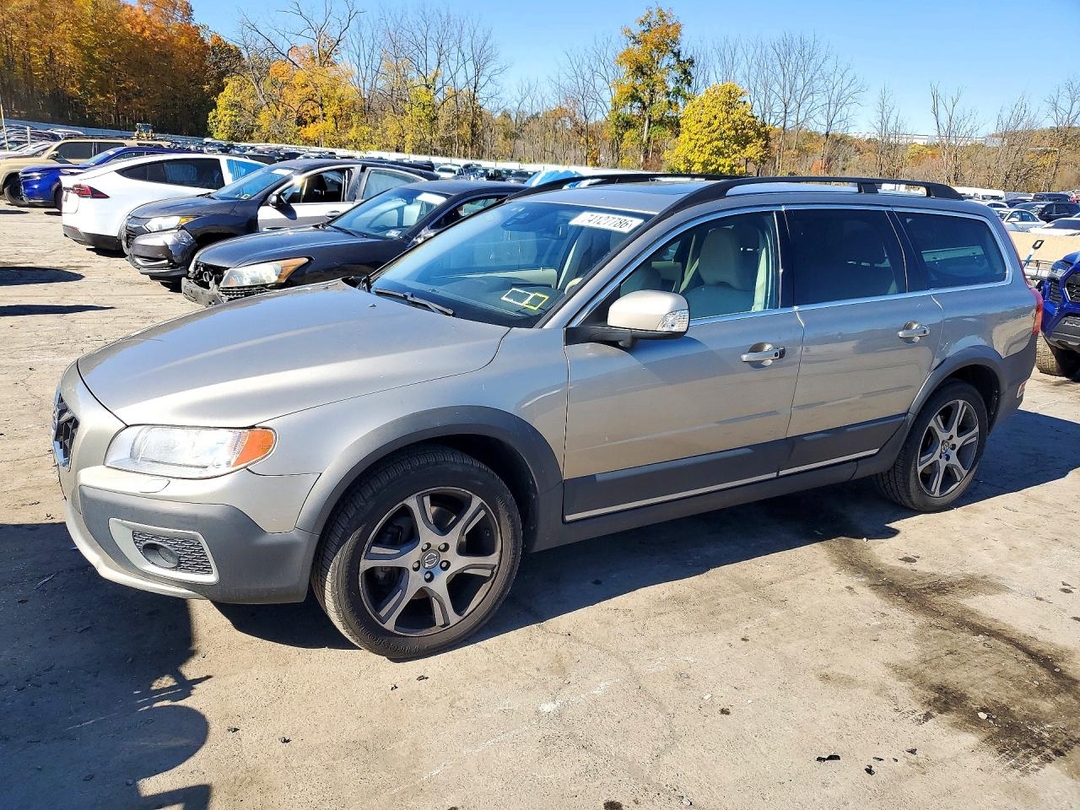 Vue de 2013 VOLVO XC70 T6, angle 1