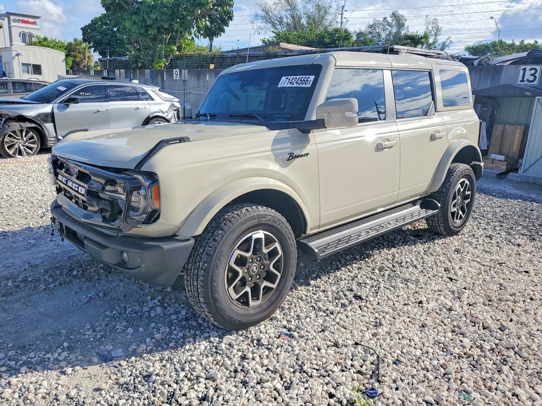 Vue de 2025 FORD BRONCO OUTER BANKS, angle 1