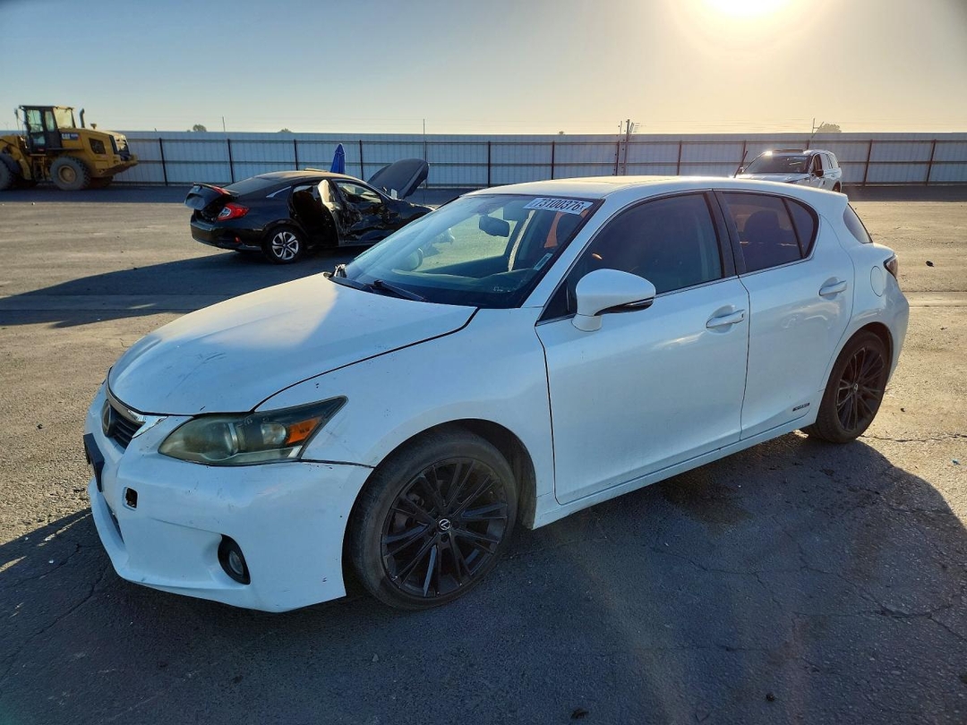 Вид 2013 LEXUS CT 200, угол 1