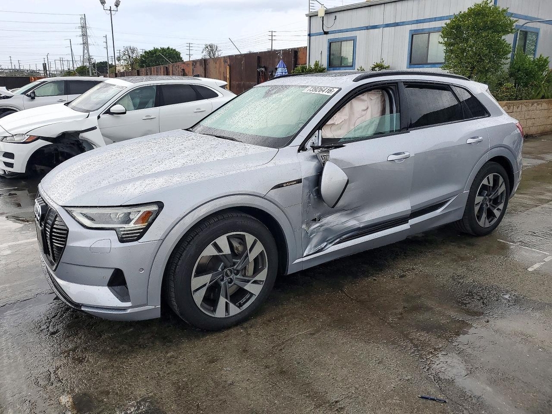 Vista de 2021 AUDI E-TRON PREMIUM, ángulo 1