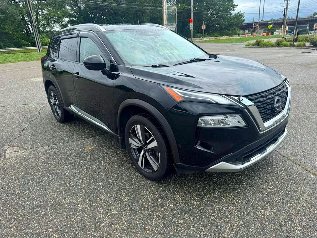 Vue de 2023 NISSAN ROGUE PLATINUM, angle 1
