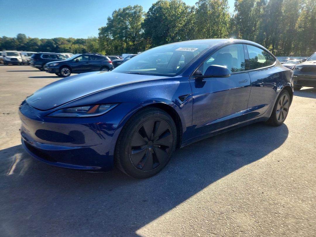 Вид 2024 TESLA MODEL 3, угол 1