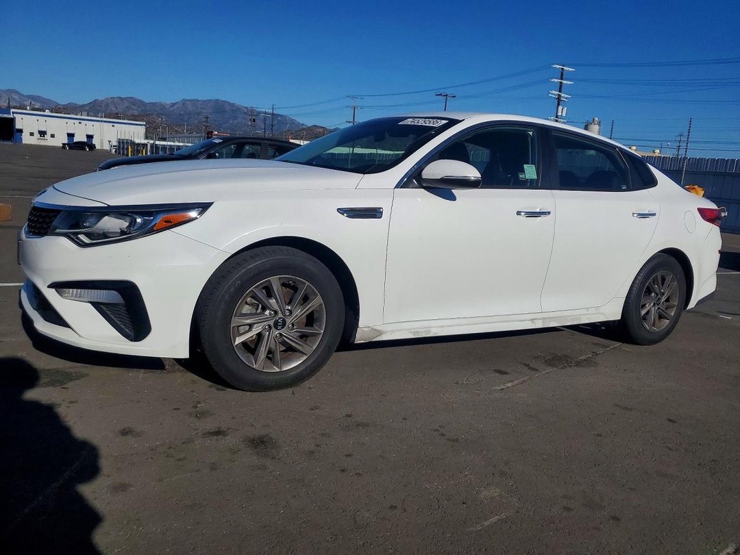 منظر 2020 KIA OPTIMA LX، زاوية 1