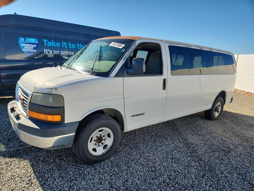منظر 2004 GMC SAVANA G3500، زاوية 1
