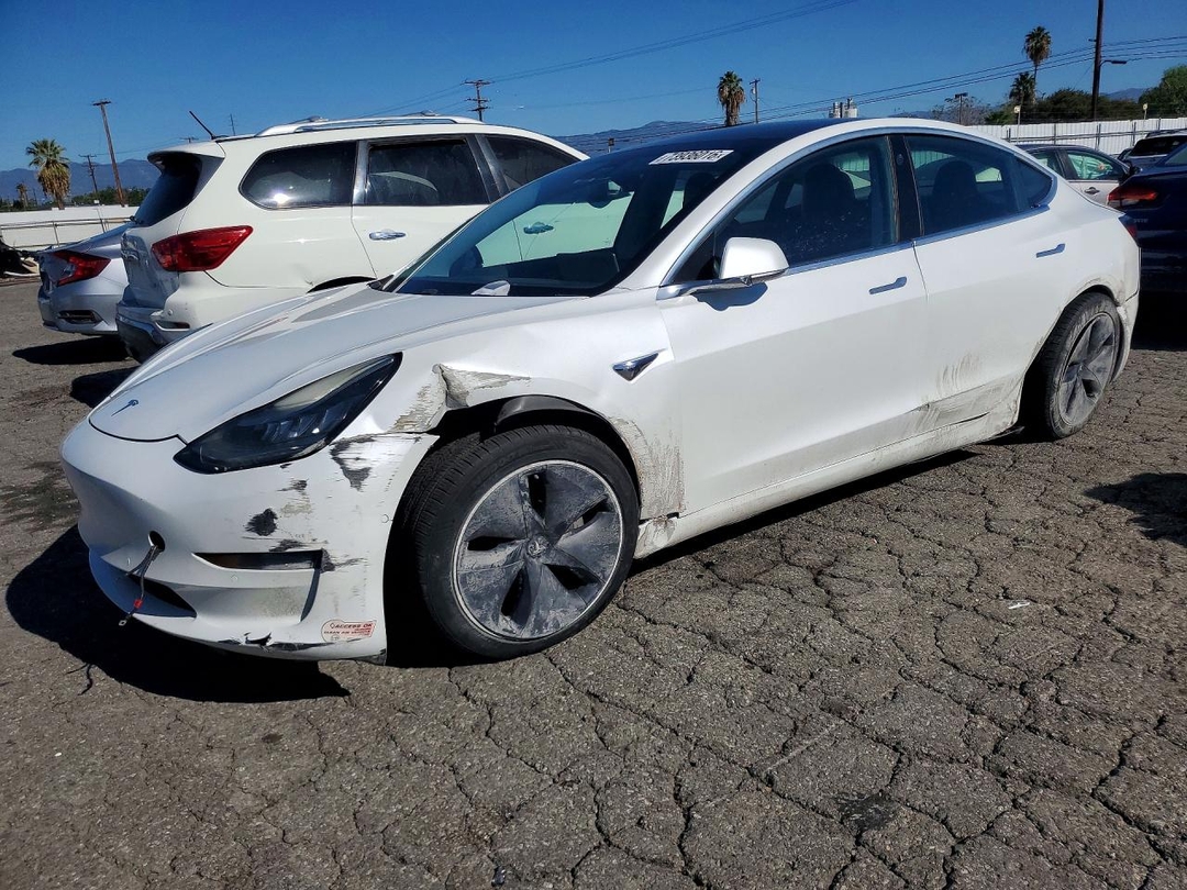 Вид 2020 TESLA MODEL 3, угол 1