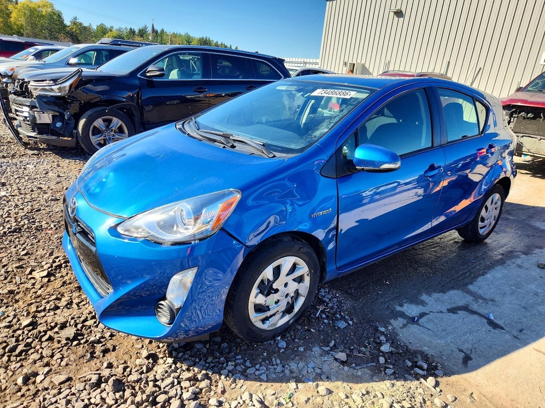 منظر 2015 TOYOTA PRIUS C TWO، زاوية 1