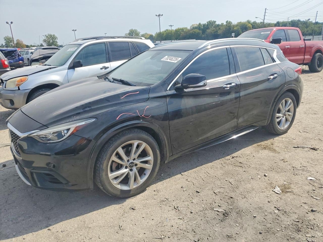 منظر 2019 INFINITI QX30 LUXE، زاوية 1