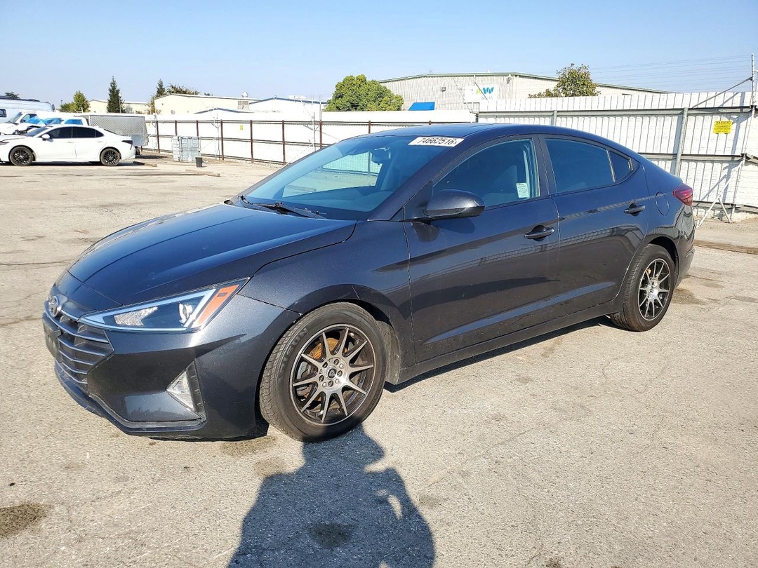 Вид 2020 HYUNDAI ELANTRA VALUE EDITION, угол 1