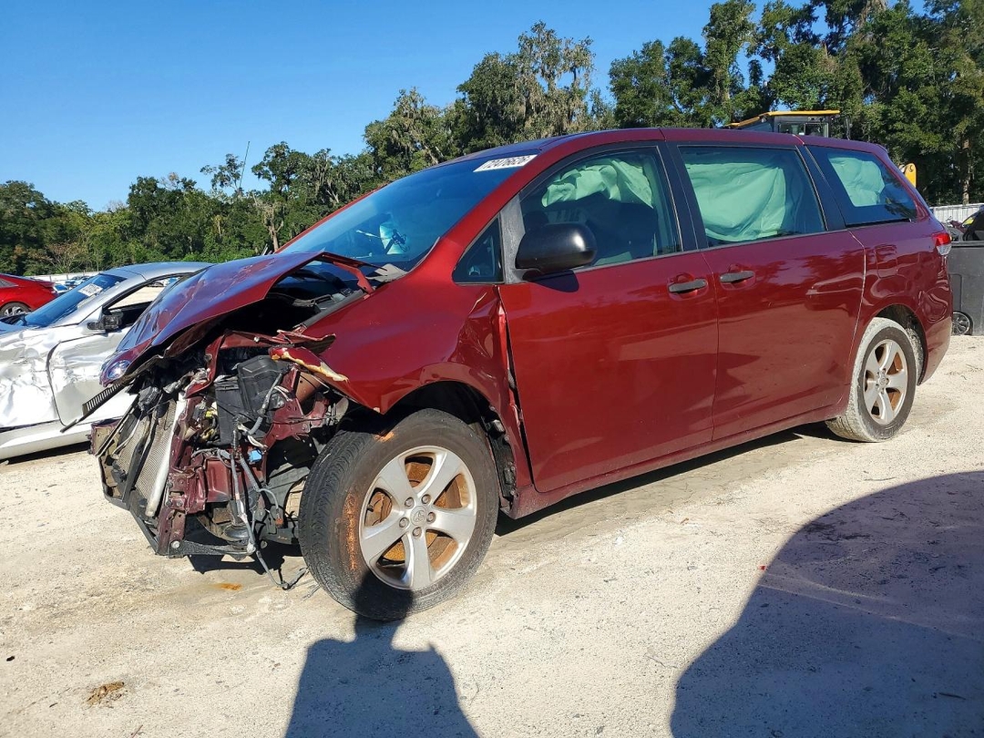 Vue de 2014 TOYOTA SIENNA L 7-PASSENGER, angle 1