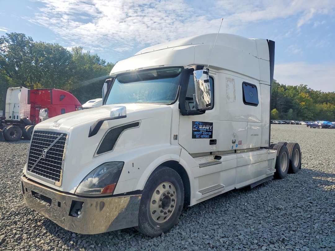 Vista de 2015 VOLVO VNL SEMI TRUCK, ángulo 1