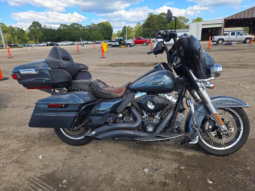 Vista de 2015 HARLEY-DAVIDSON FLHTCU ULTRA CLASSIC ELECTRA GLIDE, ángulo 1
