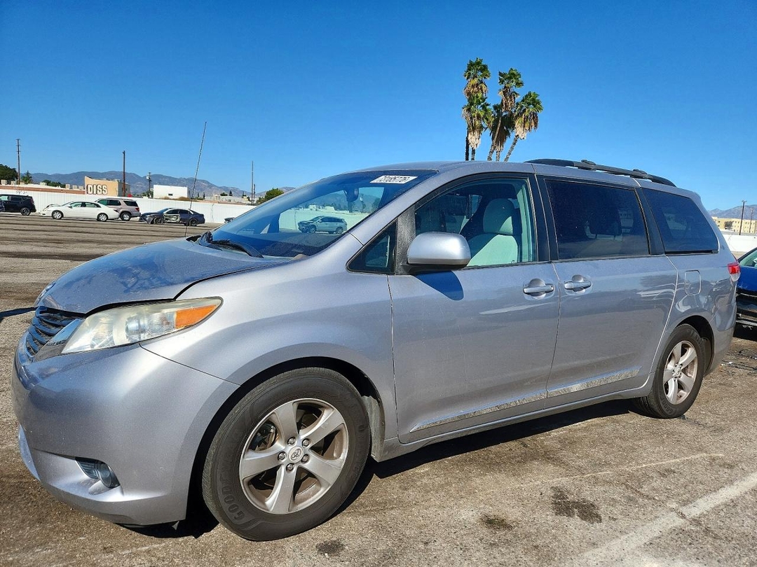 Vue de 2012 TOYOTA SIENNA LE, angle 1