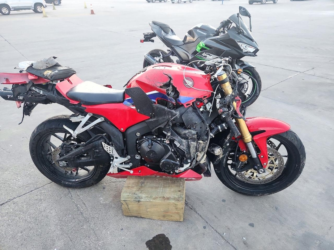 Vue de 2021 HONDA CBR600 RR, angle 1