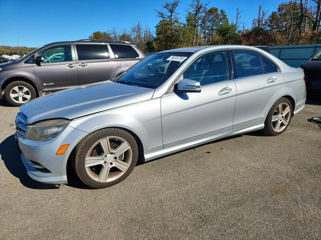 Vue de 2011 MERCEDES-BENZ C 300 4MATIC, angle 1