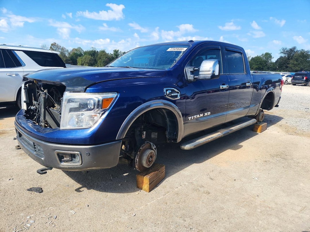 Vue de 2017 NISSAN TITAN XD PLATINUM RESERVE, angle 1